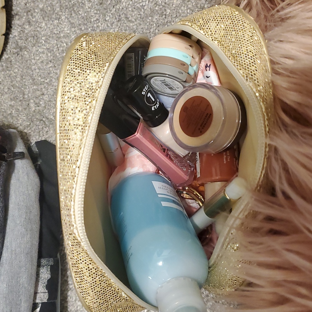 Gold Bag/Lancome,Jane Iredale,Bliss,Quo,SallyHansen,GlamGlow,showercap2xEarrings